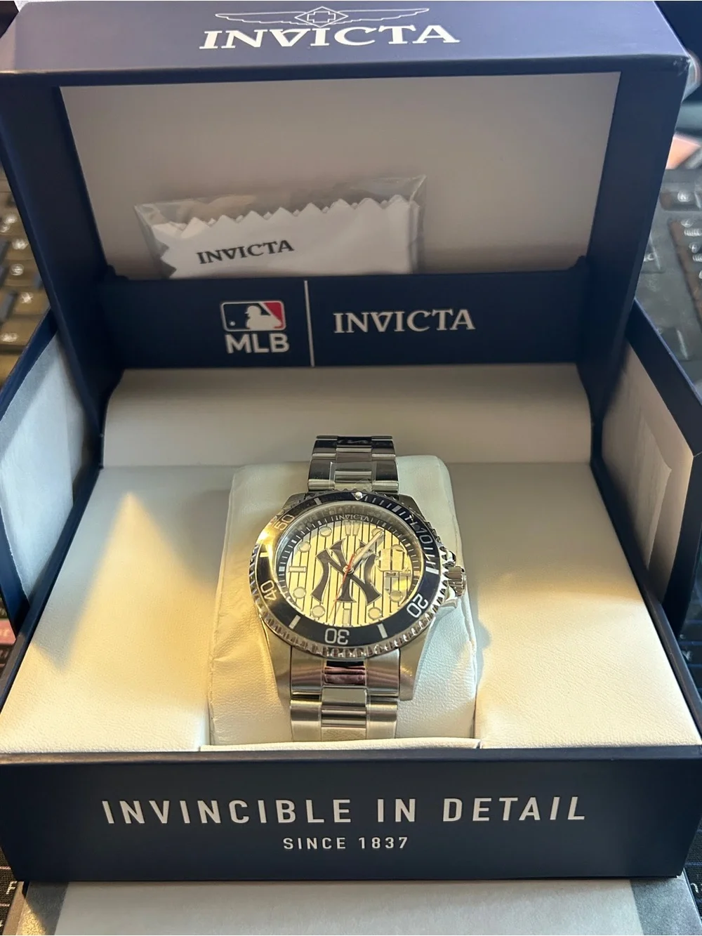 Invicta Pro Diver NY Yankees with MLB box